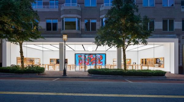 photo of Apple Stores run stocks low, brace for changes after iPhone 15 event image